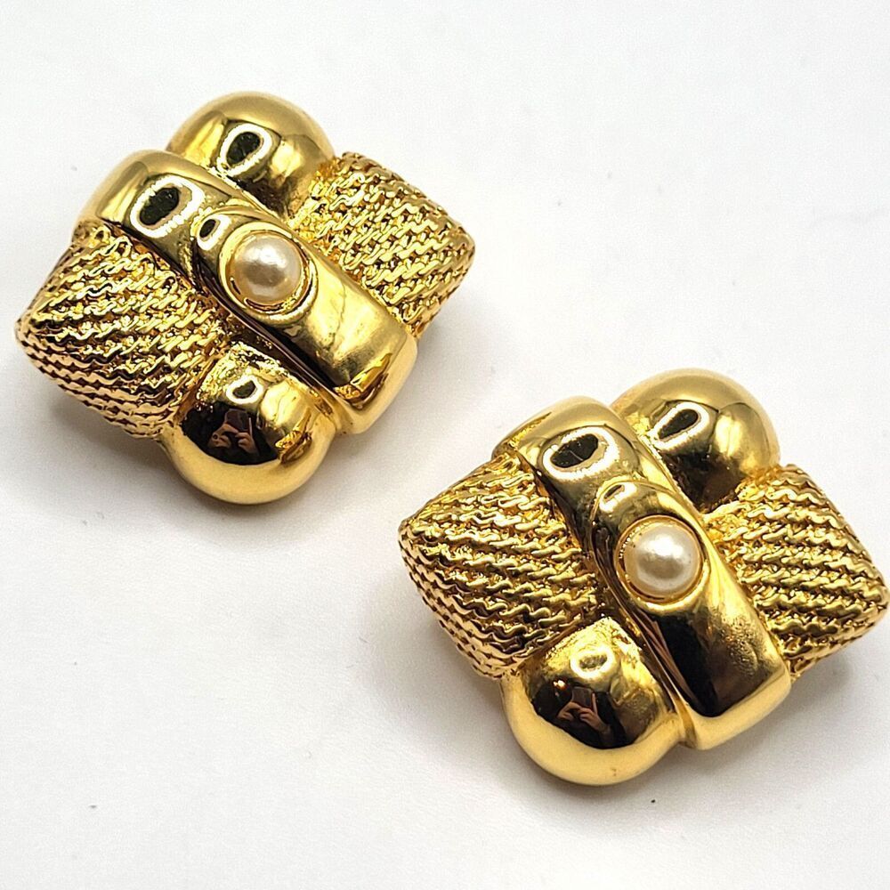 Avon Vintage 80s Square Gold Simulated Pearl Clip on Earrings 1in